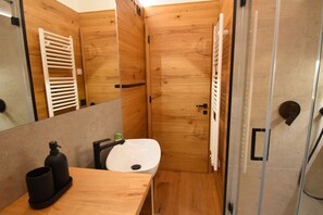 Dutxa, assecador de cabells, bidet i tovalloles