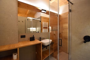 Dusche, Haartrockner, Bidet, Handtücher