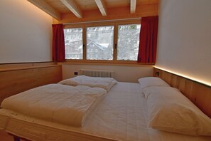 2 bedrooms, bed sheets