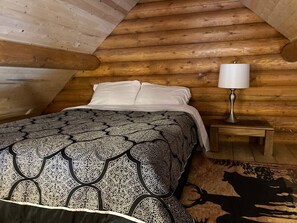 1 bedroom, WiFi, bed sheets - Lofted log cabin with fire table (Kelowna)