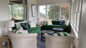 Älytelevisio, DVD-soitin, kirjoja, musiikkikirjasto