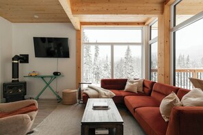 Televisie, een open haard en een stereo