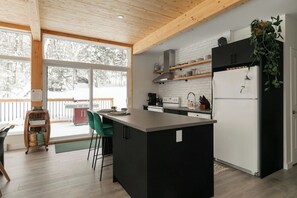 Fridge, oven, stovetop, dishwasher - SKI Mountains 20 min | Hot tub • Fireplace • Trail (Saint-Adolphe-d`Howard)