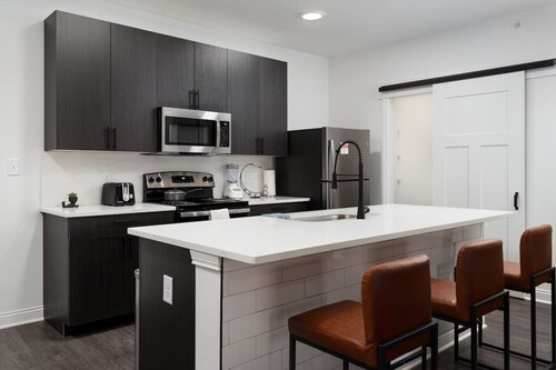 Radiant Vibes Spacious 2BR 2BA 2 King Beds Gym WFH