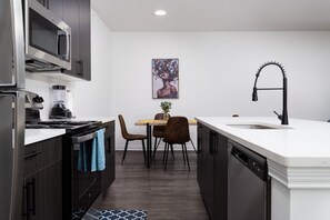 Køleskab, mikrobølgeovn, kogeplade, opvaskemaskine