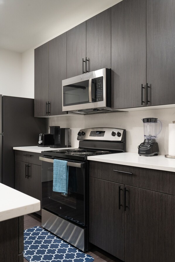 Køleskab, mikrobølgeovn, kogeplade, opvaskemaskine