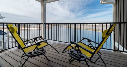 Golden Sun Spacious 1BR Pond View King Bed WFH Gym