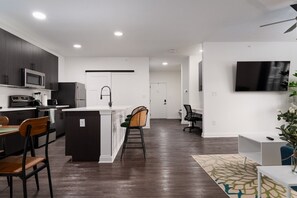 Jääkaappi, mikroaaltouuni, liesi, astianpesukone