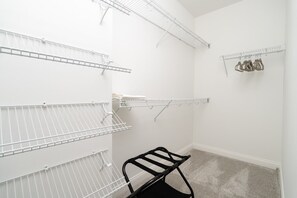 Interior - 20 mins DT | Sleeps 9 |Verdant Retreat SpaciousGym (Whitestown)
