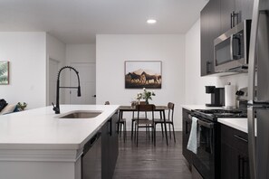 Fridge, microwave, stovetop, dishwasher - 20 mins DT | Sleeps 9 |Verdant Retreat SpaciousGym (Whitestown)