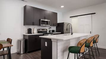 Fridge, microwave, stovetop, dishwasher
