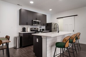 Fridge, microwave, stovetop, dishwasher - 20 mins DT | Sleeps 9 |Verdant Retreat SpaciousGym (Whitestown)