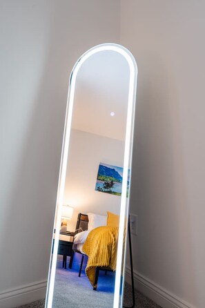 2 bedrooms, desk, iron/ironing board, free WiFi - 20 mins DT | Sleeps 9 | Sunrise Glow Spacious Gym (Whitestown)