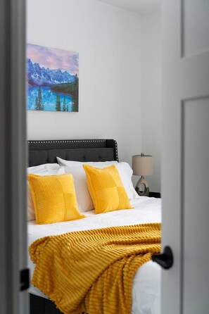 2 bedrooms, desk, iron/ironing board, free WiFi - 20 mins DT | Sleeps 9 | Sunrise Glow Spacious Gym (Whitestown)