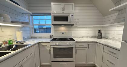 One Bedroom Long Term Rental. 28 day minimum reservations.