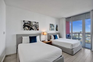 1 bedroom, iron/ironing board, WiFi, bed sheets - Comfortable Sunny Studio in Resort Beach Pool 2708 (Hallandale Beach)