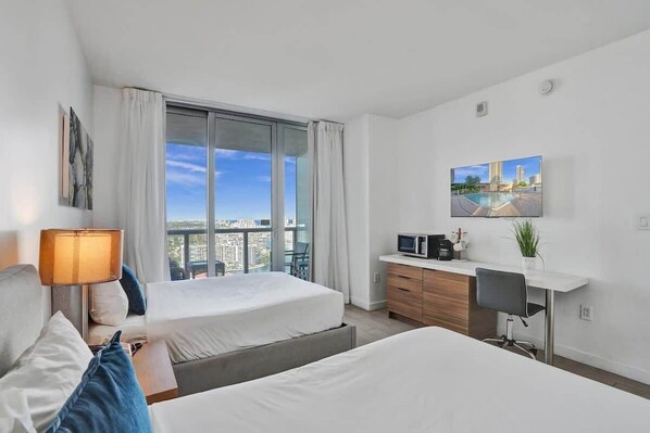 1 bedroom, iron/ironing board, WiFi, bed sheets - Comfortable Sunny Studio in Resort Beach Pool 2708 (Hallandale Beach)