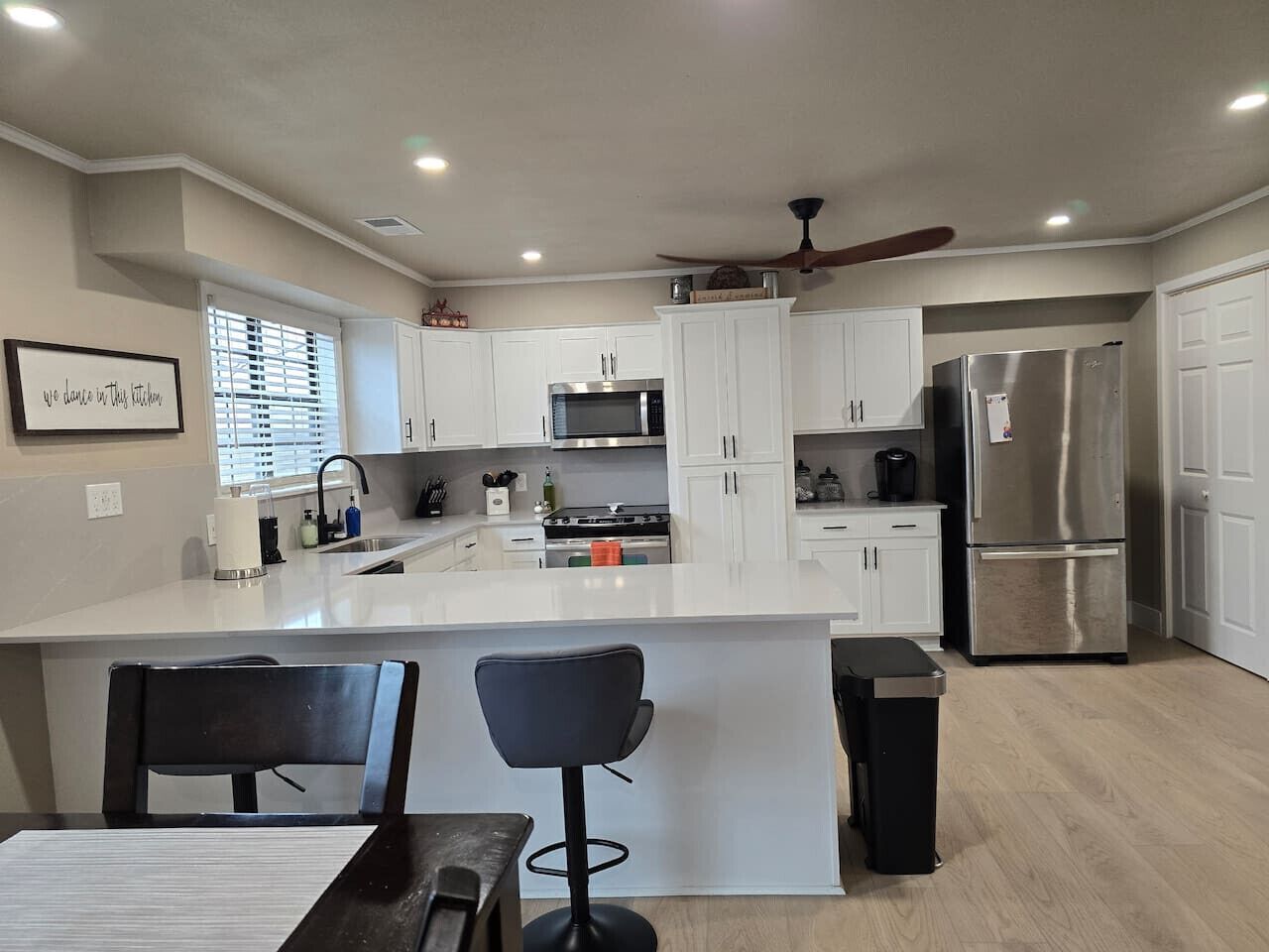 Frigorífic, microones, forn i placa de cuina 