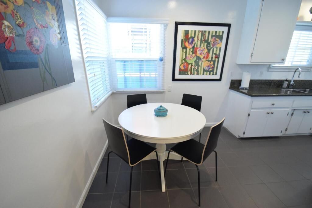Elite Room | Private kitchen | Fridge, microwave, toaster