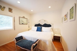 Comfort Studio | Individually decorated, individually furnished, laptop workspace - South Venice Lodge (Venice)