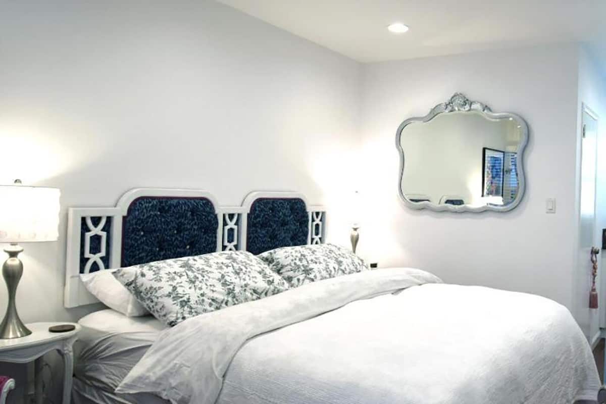 Estudio estándar, patio | Decoración personalizada, muebles diferentes y escritorio