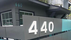 Um edifício com uma grande placa exibindo o número 440.