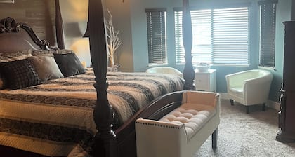 3 Bedroom 2.5 bath main level Home with Hot Tub