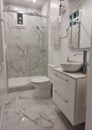 Haartrockner, Handtücher, Toilettenpapier