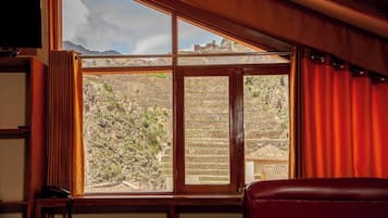 Habitación cuádruple familiar, vista a la ciudad | Wifi gratis y ropa de cama