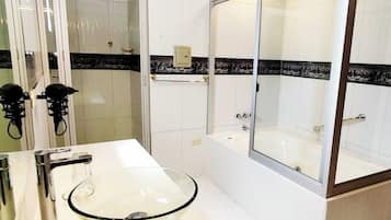 Habitación cuádruple familiar, vista a la ciudad | Baño | Tina y regadera independientes, secadora de cabello, toallas, jabón