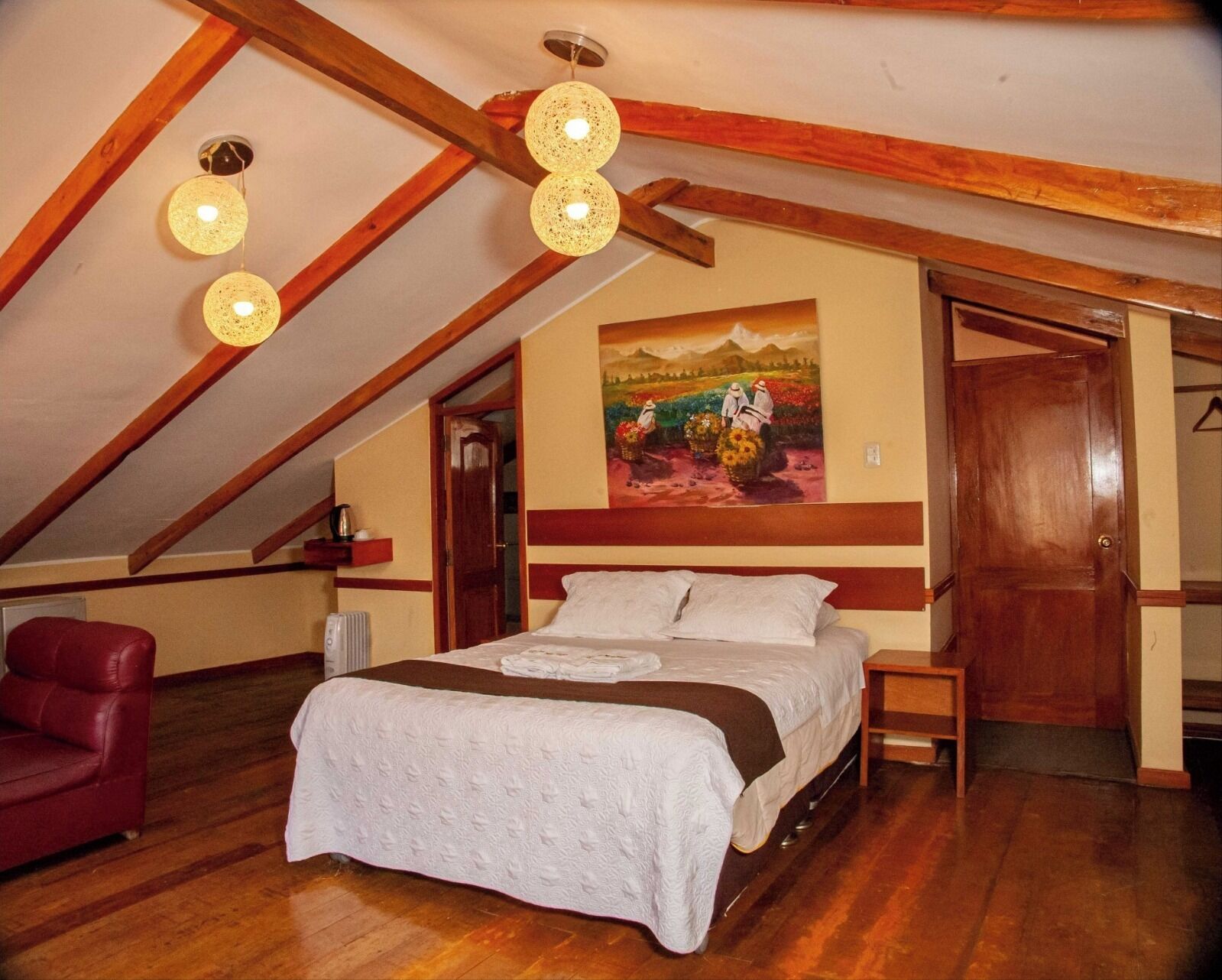 Habitación cuádruple familiar, vista a la ciudad | Wifi gratis y ropa de cama 