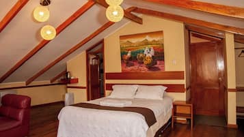 Habitación cuádruple familiar, vista a la ciudad | Wifi gratis y ropa de cama