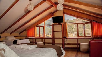 Habitación cuádruple familiar, vista a la ciudad | Wifi gratis y ropa de cama