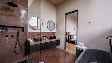 Vila, 2 kamar tidur, kolam renang pribadi | Kamar mandi | Bathtub dan shower terpisah dan perlengkapan mandi gratis