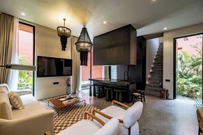 Villa, 2 Schlafzimmer, eigener Pool | Wohnbereich | 65-Zoll-Smart-TV mit Digitalempfang