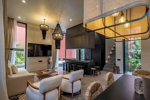 Villa, 2 Schlafzimmer, eigener Pool | Wohnbereich | 65-Zoll-Smart-TV mit Digitalempfang