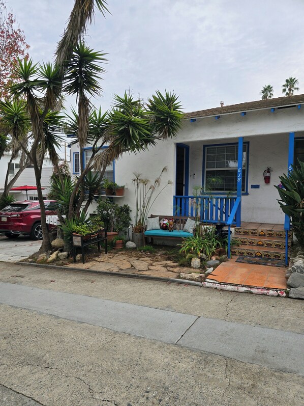 Property grounds - Sunny upstairs apartment 6 blocks from beach (Santa Monica)