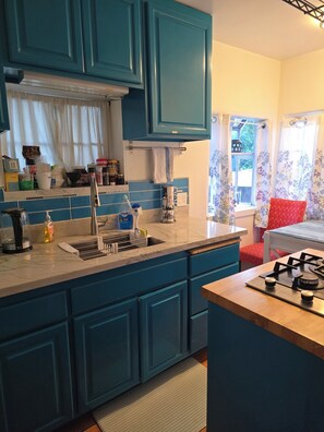 Private kitchen - Sunny upstairs apartment 6 blocks from beach (Santa Monica)
