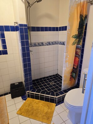 Haartrockner, Handtücher, Seife, Shampoo
