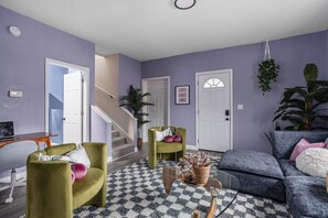 Smart-TV, Tischfußball, Bücher