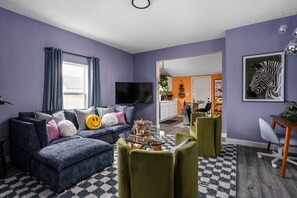 Smart-TV, Tischfußball, Bücher