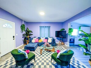 TV connectée, baby-foot, livres