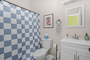 Secador de pelo, toallas, jabón y champú