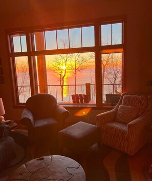 Smart TV, fireplace - Aspen Shores: A Beautiful spacious three story home on Lake Superior (Tofte)