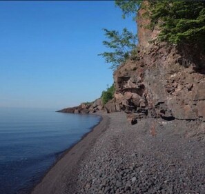 Beach - Aspen Shores: A Beautiful spacious three story home on Lake Superior (Tofte)