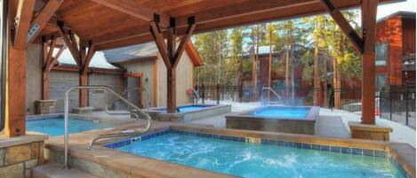 Alberca al aire libre y alberca climatizada