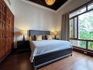 3 chambres, fer et planche à repasser, Wi-Fi, draps fournis