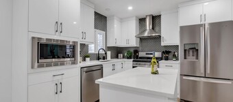 Stampede | 4BR Home | Main Floor King | 2 Kitchens | Garage | Sleeps 8 | Yard