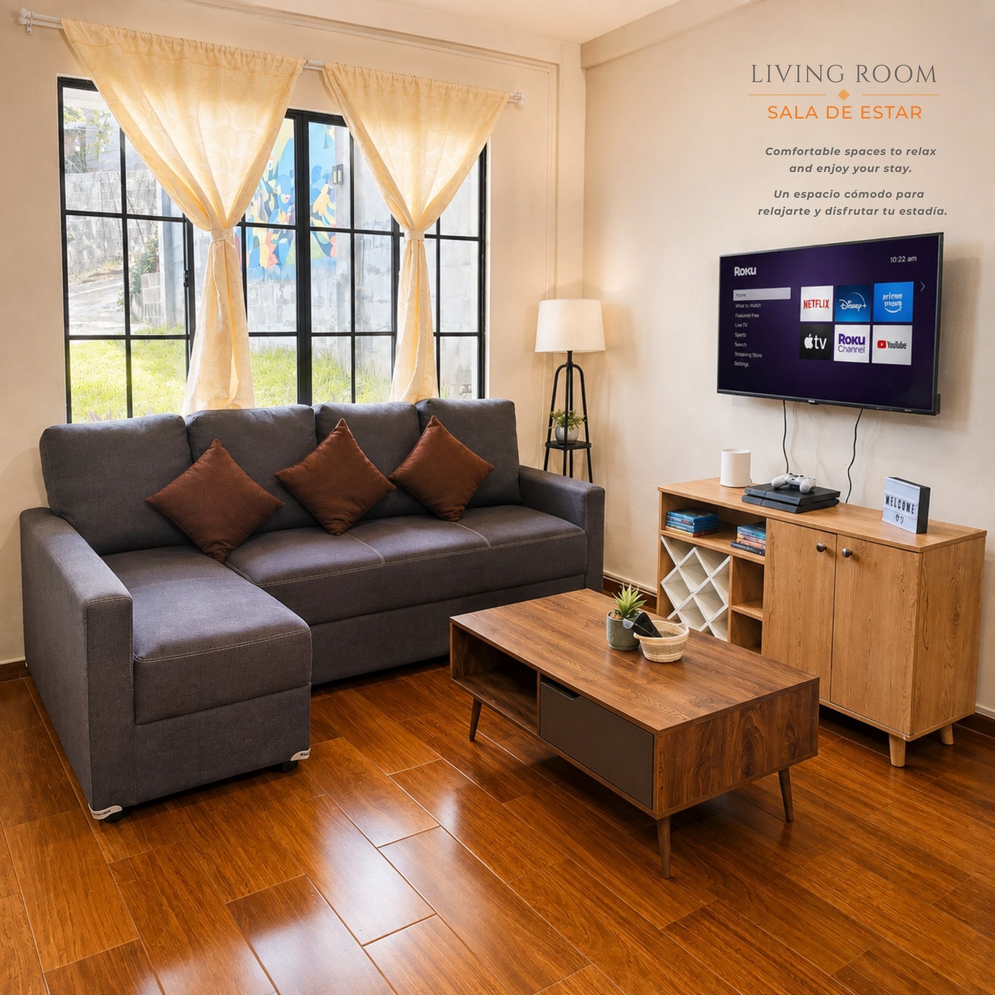 Una sala de estar con sofá, mesa de centro y televisor.