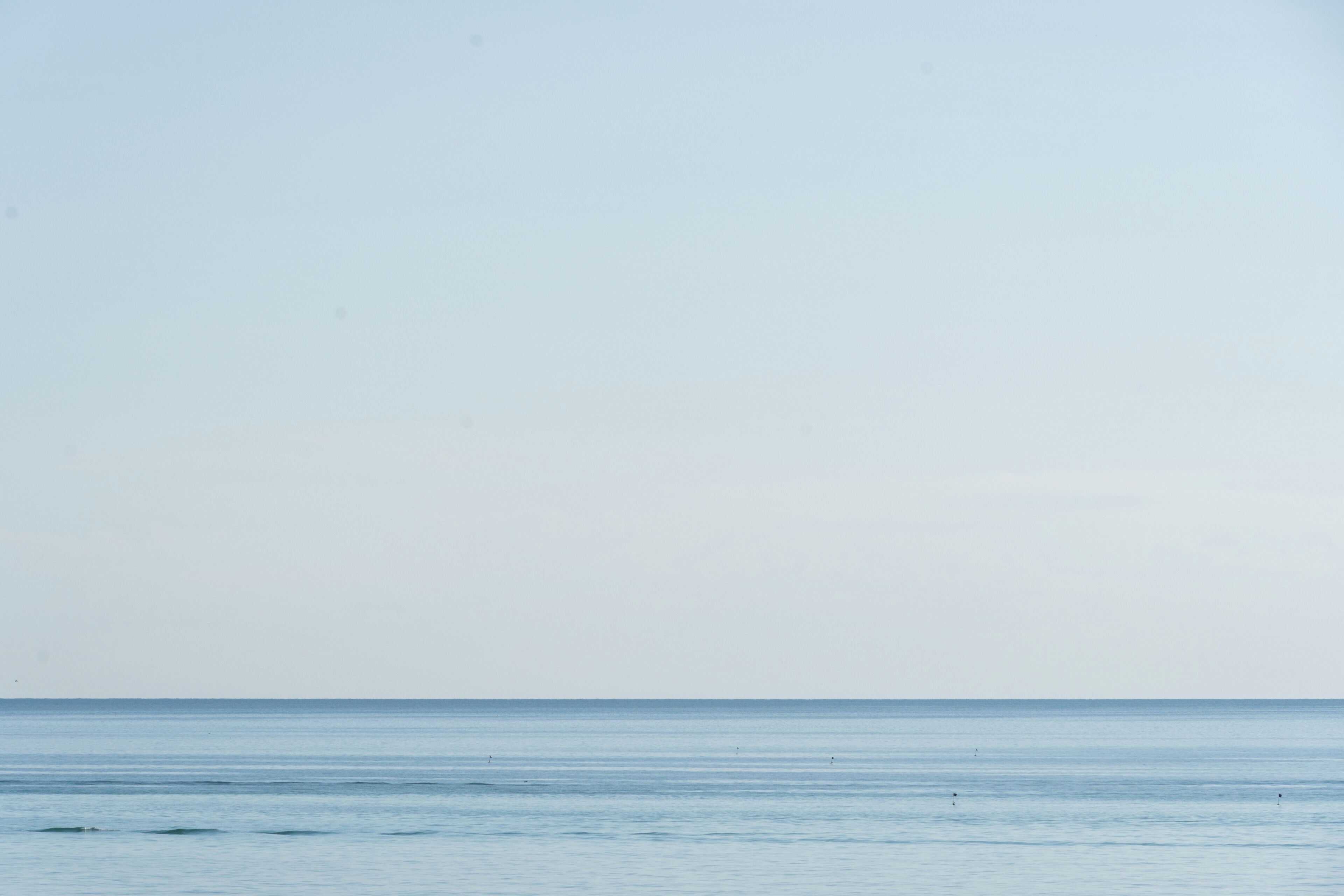 Une mer calme sous un ciel dégagé.
